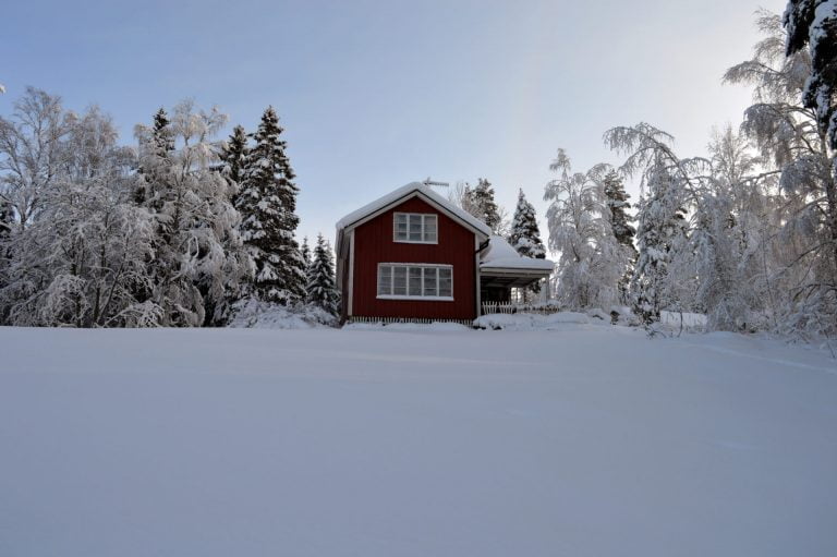 Hyr stuga i Dalsland. Vår Dalslandsstuga i från sjön.