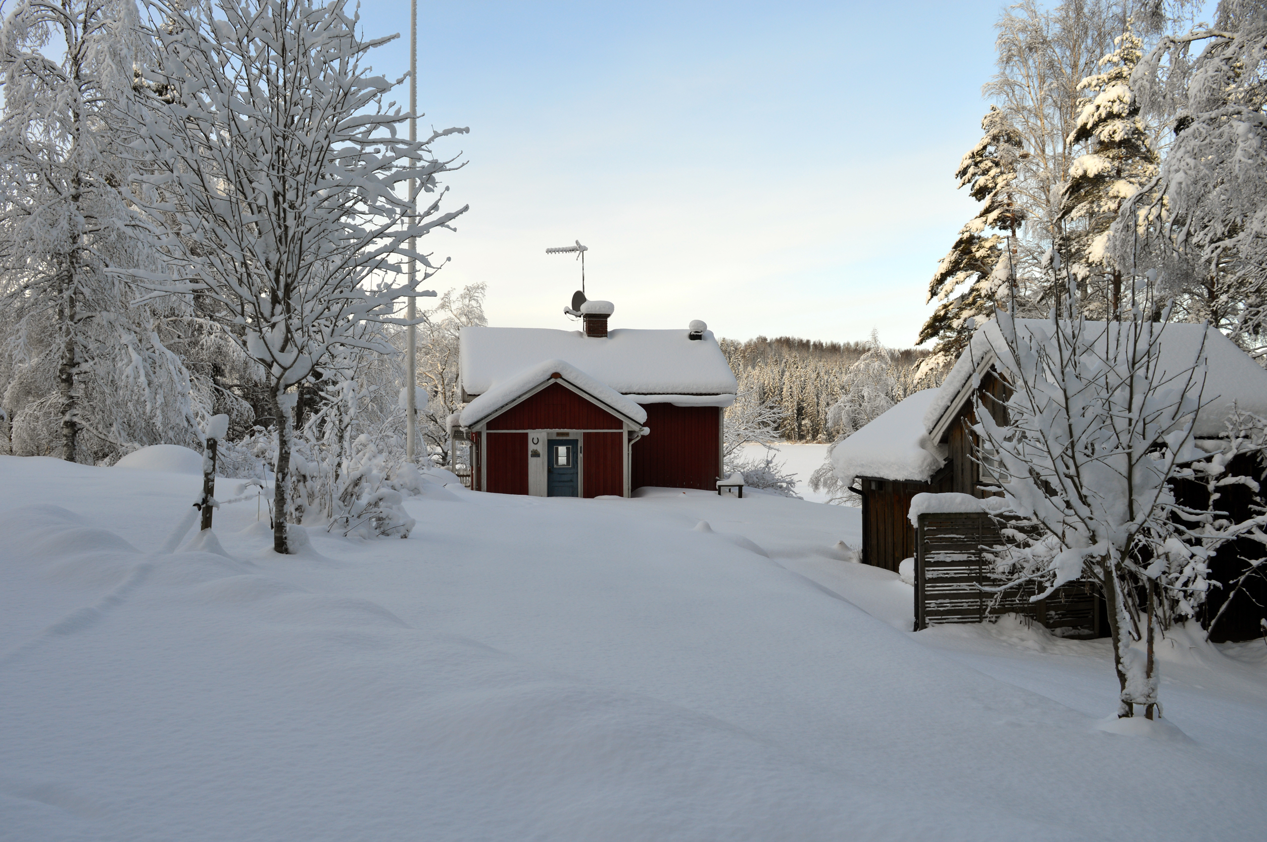 Hyr stuga i Dalsland. Vår Dalslandsstuga i från framsidan.