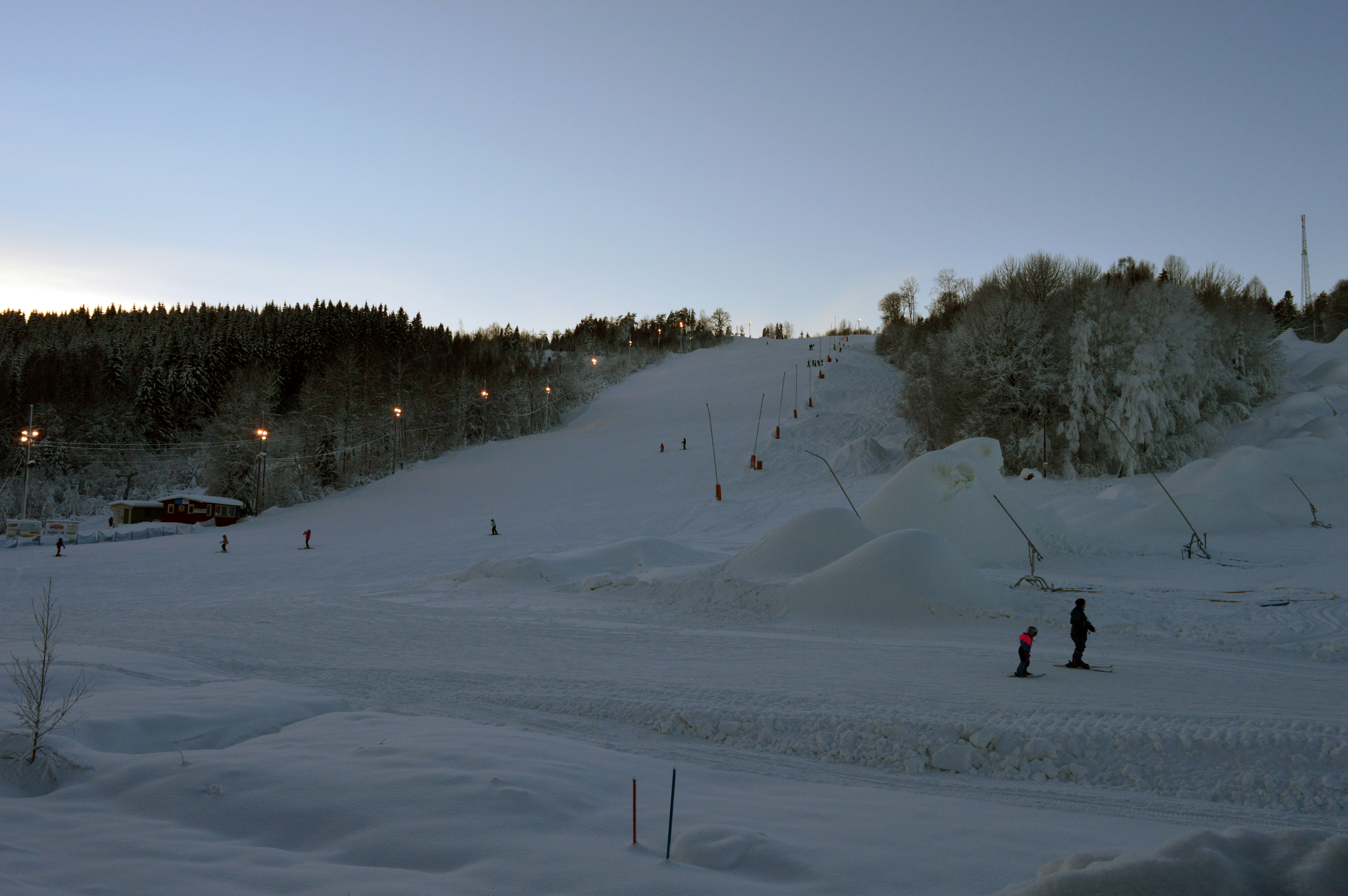 Hyr stuga i Dalsland. Slalombacken Högheden drivs av Åmål skicenter.